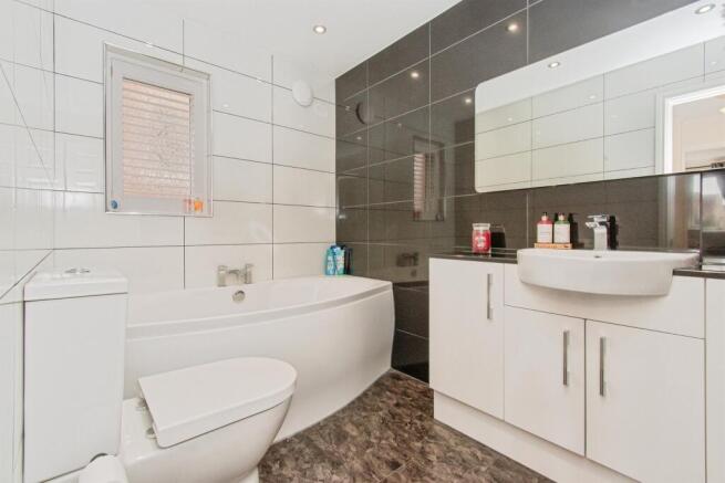 4 bed Detached for sale Image 12