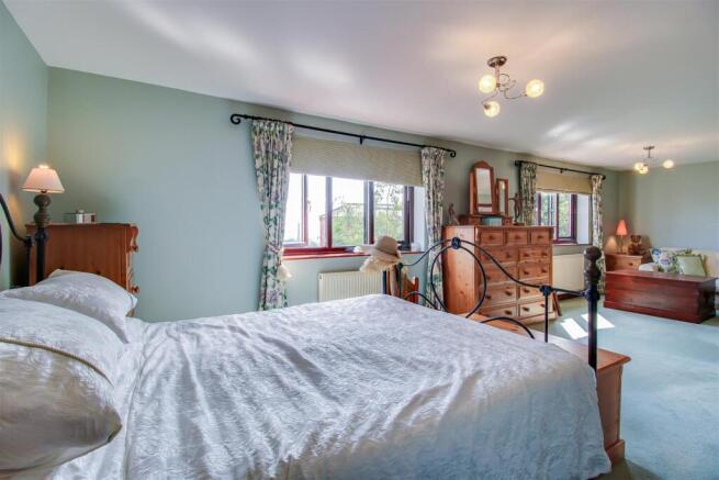 4 bed Detached for sale Image 8