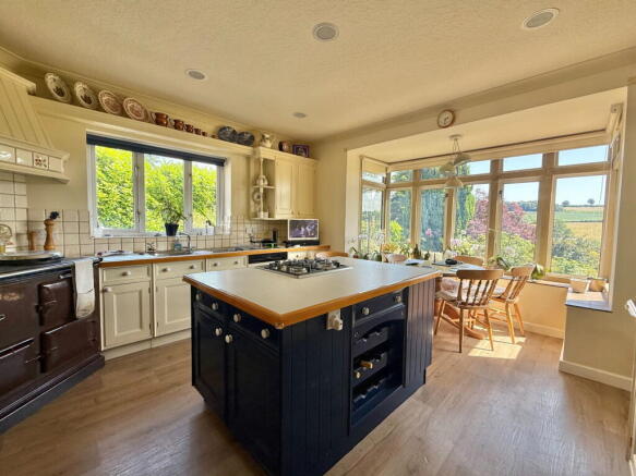 5 bed Detached for sale Image 4