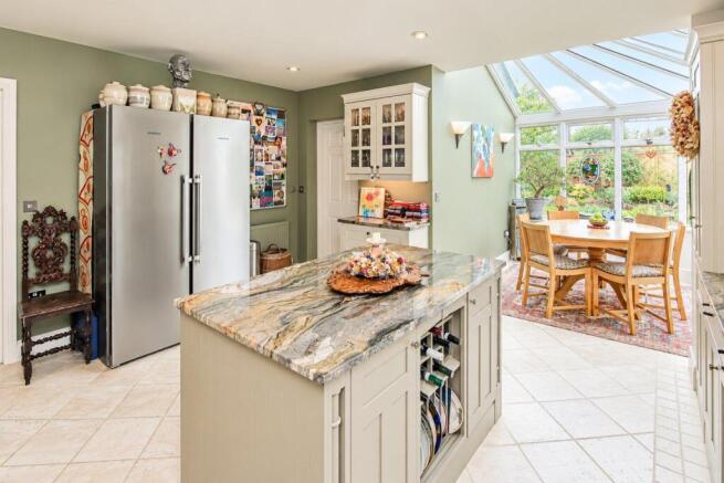 5 bed Detached for sale Image 3