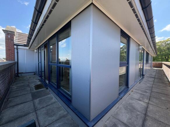 3 bed Flat to rent Image 11