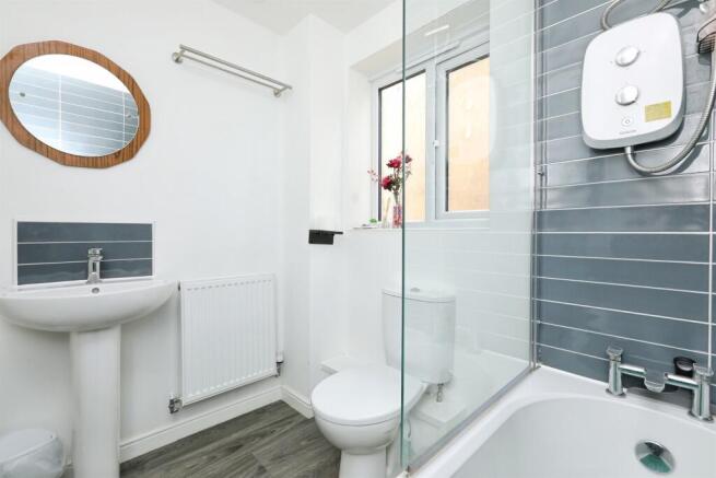 4 bed Detached for sale Image 11