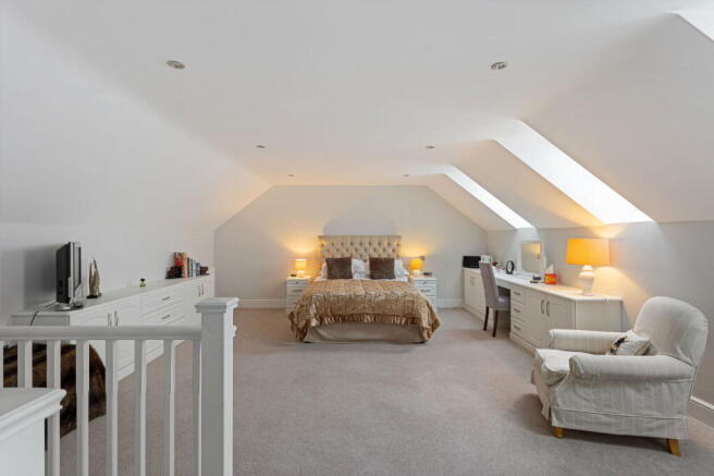 5 bed Detached for sale Image 11