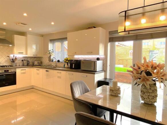 8 Daisy Way - Kitchen1.jpg