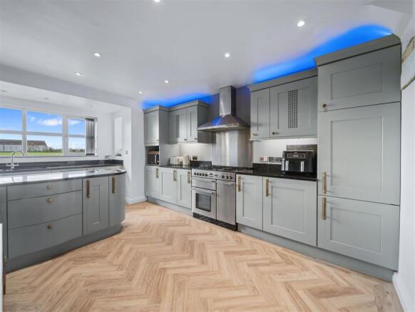 4 bed Detached for sale Image 5