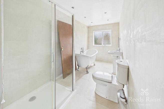 5 bed Detached for sale Image 10