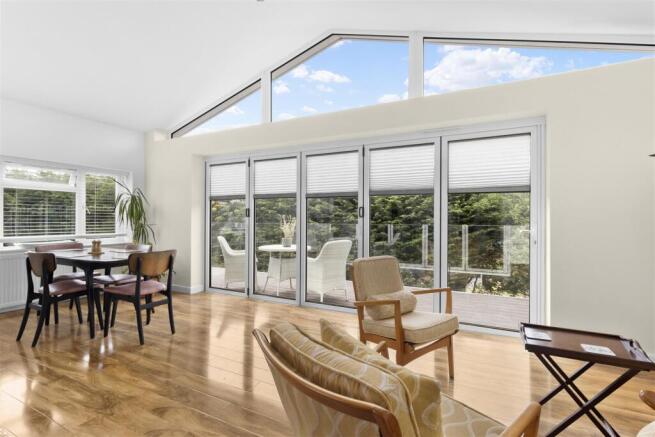 Sitting & Dining Area