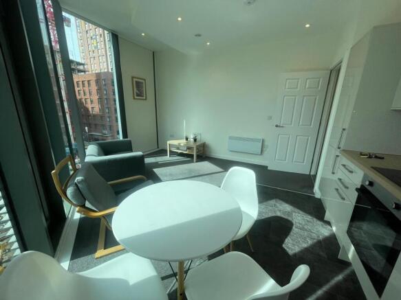 2 bed Apartment to rent Image 8