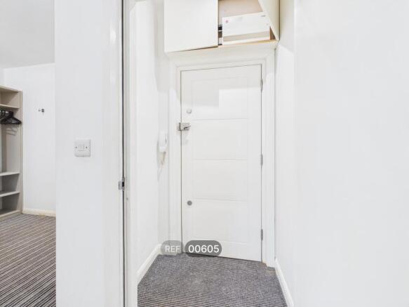 Studio to rent Image 10