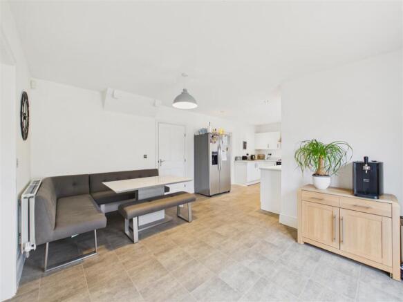 5 bed Detached for sale Image 8