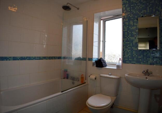 Bathroom (Ensuite to Master Bedroom)