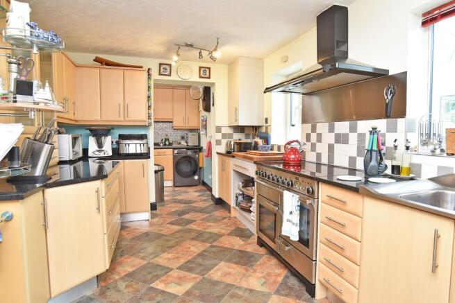 5 bed Detached for sale Image 4