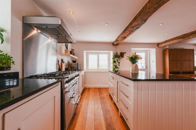 5 bed Detached for sale Image 7