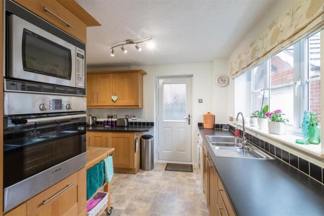 KITCHEN/DINING ROOM