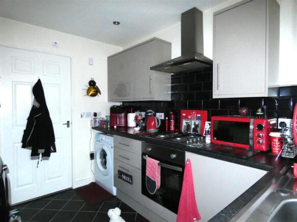 2 bed Semi-Detached Bungalow to rent Image 5