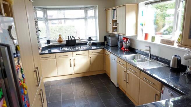 LUXURY FITTED KITCHE
