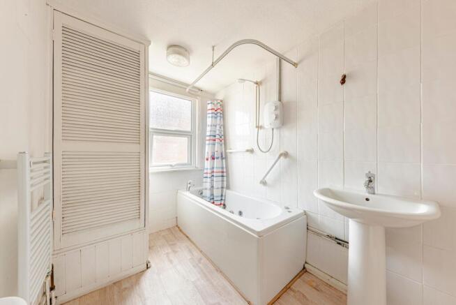 Bathroom W.C (1)