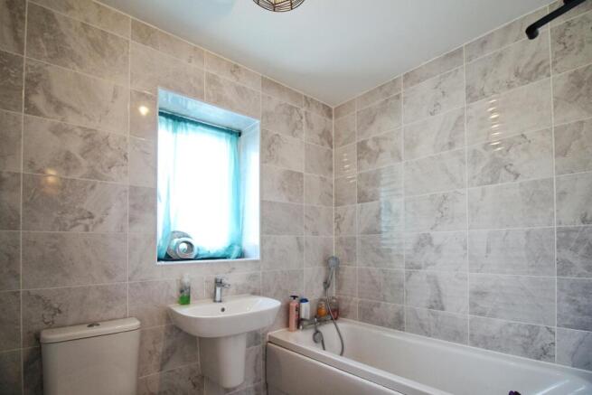 3 bed Town House for sale Image 9