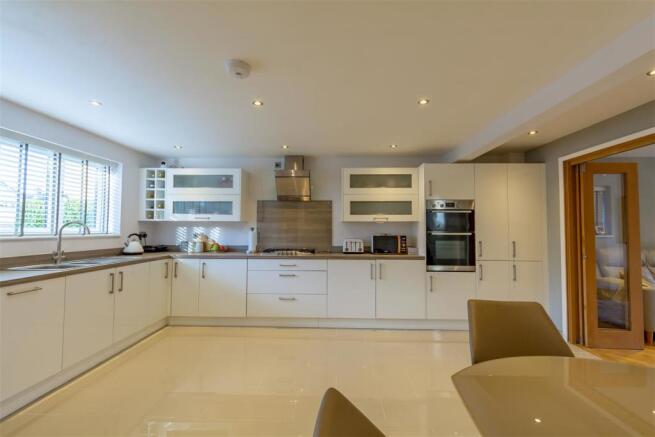 Kitchen Dining room (14)-HDR copy.jpg