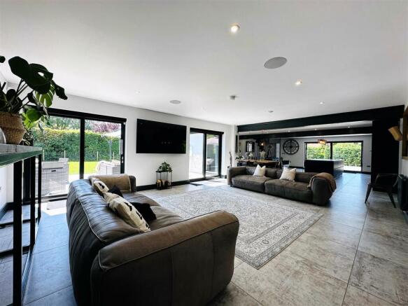 Lounge1.jpg
