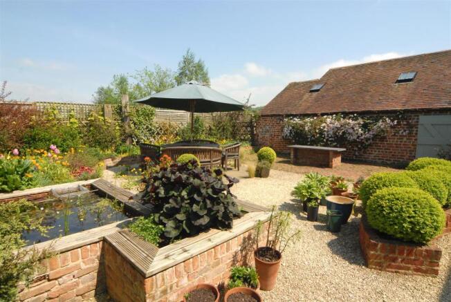IM27 Haresfield Farm 110516.jpg