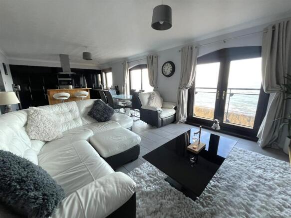 OPEN PLAN LOUNGE / DINING KITCHEN