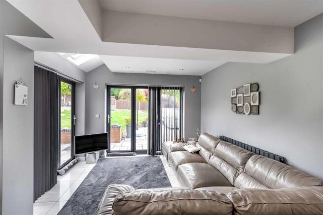 5 bed Detached for sale Image 8