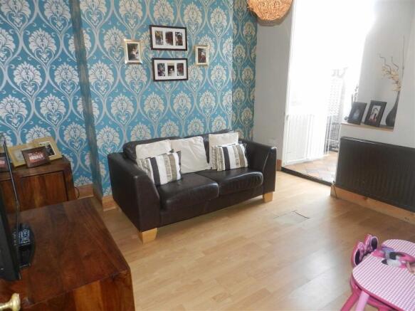 SECOND LOUNGE
