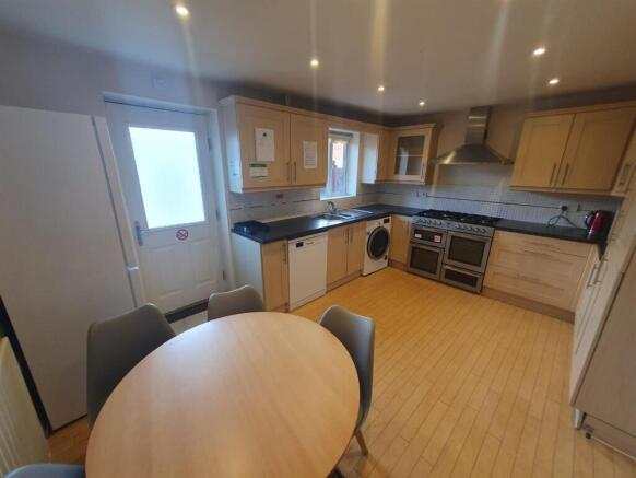 Kitchen 5.jpg