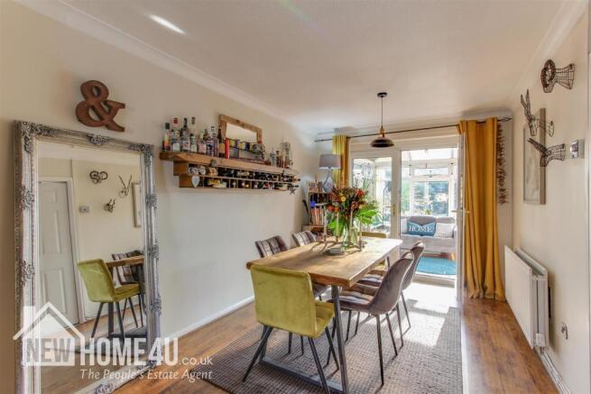 LOUNGE/DINER: