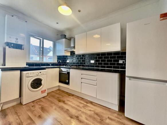 4 BEDROOM FLAT TO LET IN TOOTING