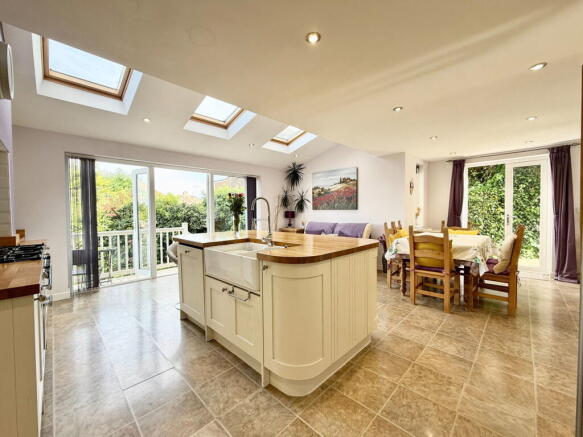 5 bed Detached for sale Image 5
