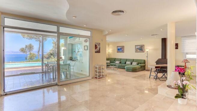 Lounge onto pool 1 -