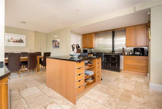 5 bed Detached for sale Image 5