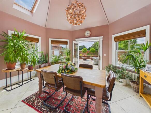 7 bed Detached for sale Image 11