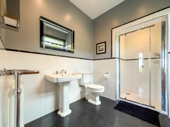 5 bed Detached for sale Image 12