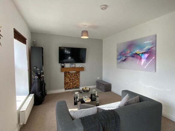 82 Wimmerfield living1-1.jpg