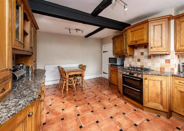 8 School Road-kitchen3.jpg