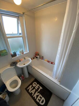Bright, functional bathroom with a full-size ba...
