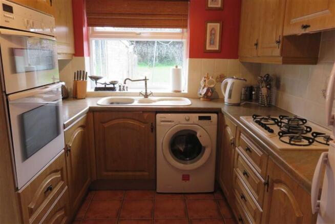FITTED KITCHEN