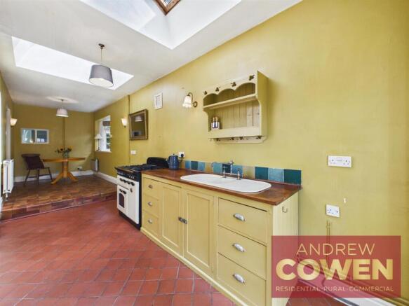 4 bed House for sale Image 11