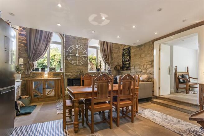 OPEN PLAN LOUNGE/DINING/KITCHEN