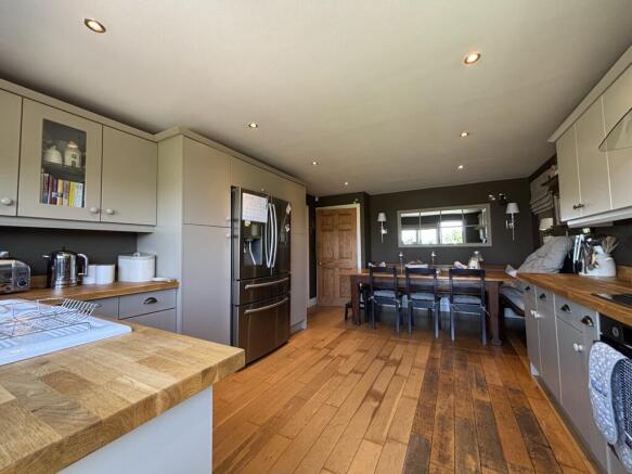 4 bed Detached for sale Image 7