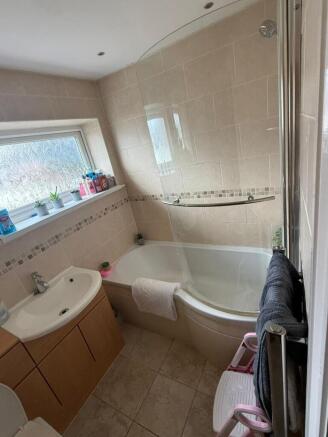 4 bed House for sale Image 8
