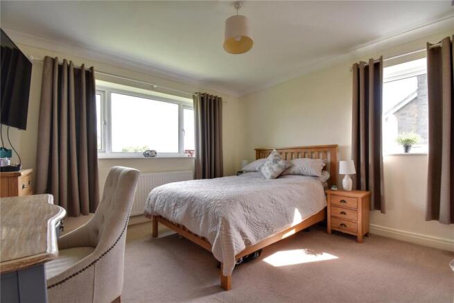 4 bed Detached for sale Image 8