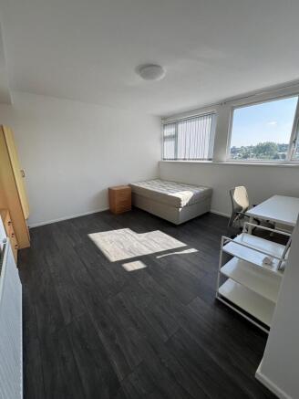 4 bed Terraced to rent Image 5