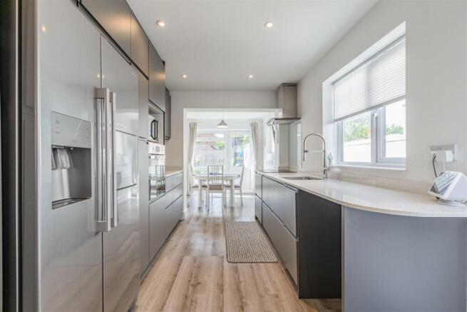 10 Pretoria Road, Chertsey, KT16 9LN - 13.jpg