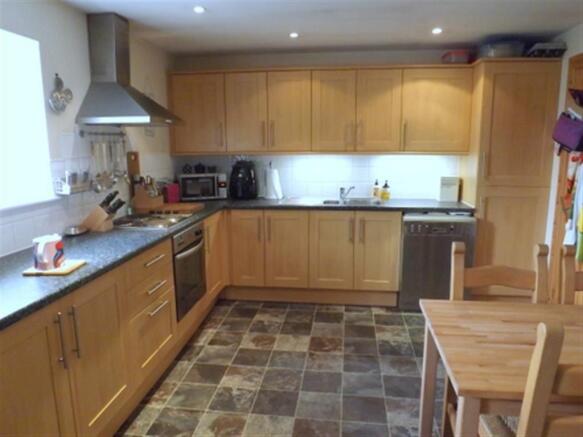 KITCHEN/BREAKFAST ROOM