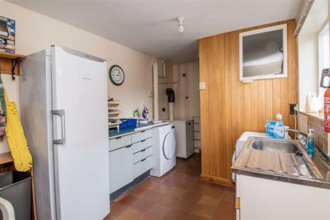 SIDE HALL/UTILITY ROOM