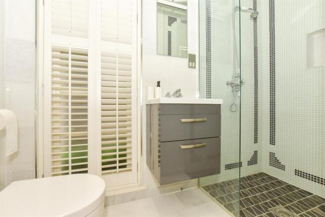 En-Suite Shower Room - Flat 2